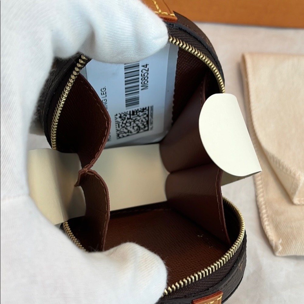 Louis Vuitton Monogram Round Case - Picture 12 of 13